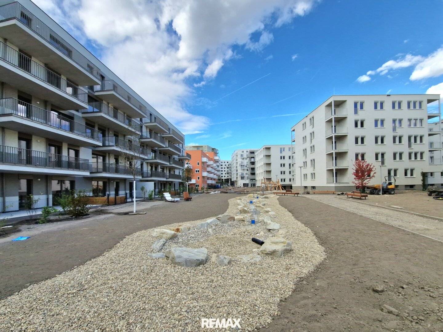 First occupancy next to Alte Donau and U1 Kagran! High-quality 2-room apartment with balcony