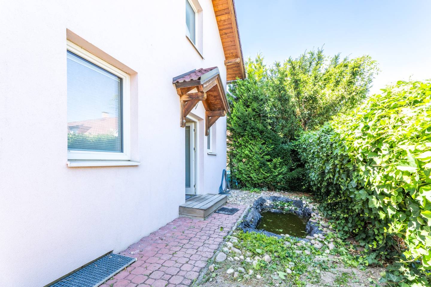Family apartment with saltwater pool and garden