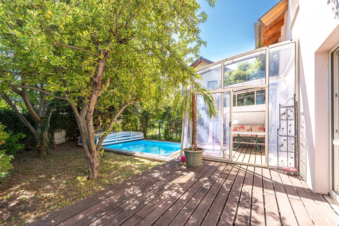 Family apartment with saltwater pool and garden