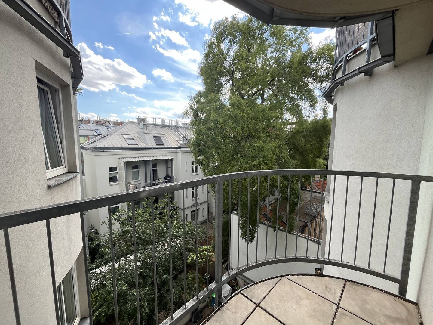 Bright apartment with courtyard balcony and lift