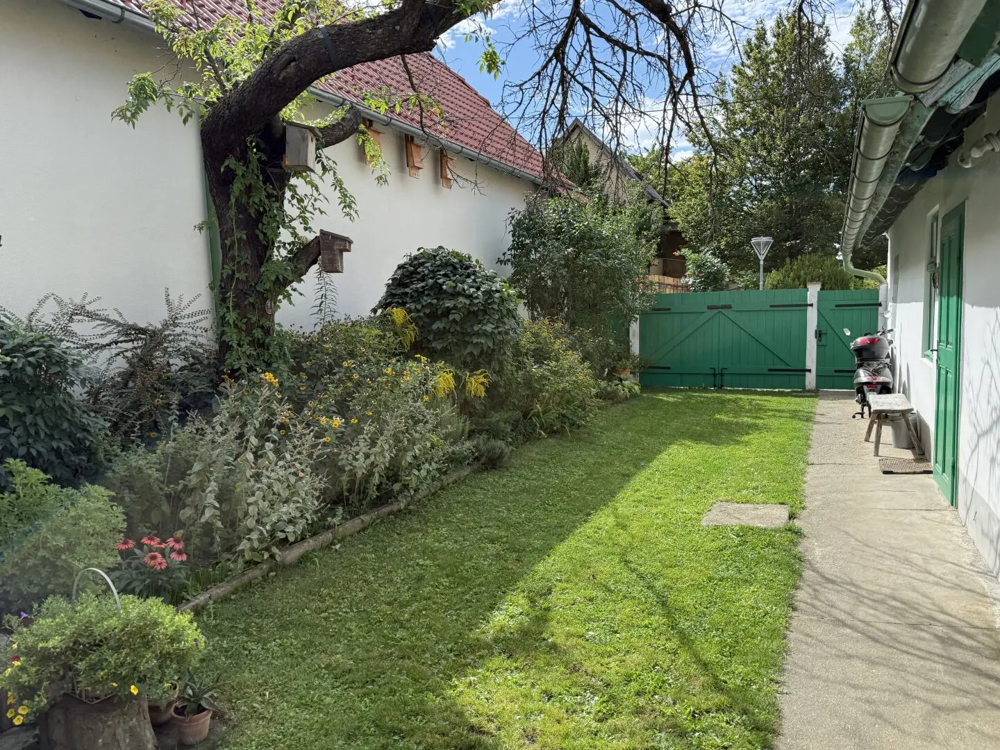 lovingly restored Streckhof with idyllic garden