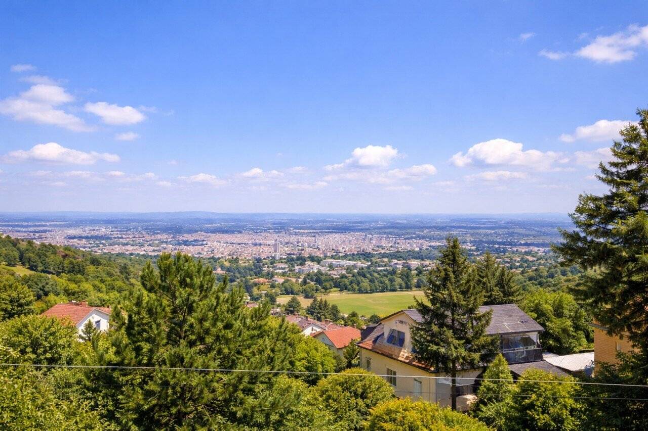 Exclusive building plot with unobstructed view / absolute top location / 1180 Wien, Währing / ca. 1.000 m² / WI 7,5m o / Bauträgergrundstück / Hanglage / Neustift am Walde view / Ruhelage in Villengegend / Abbruchkosten ca. € 40.000,-
