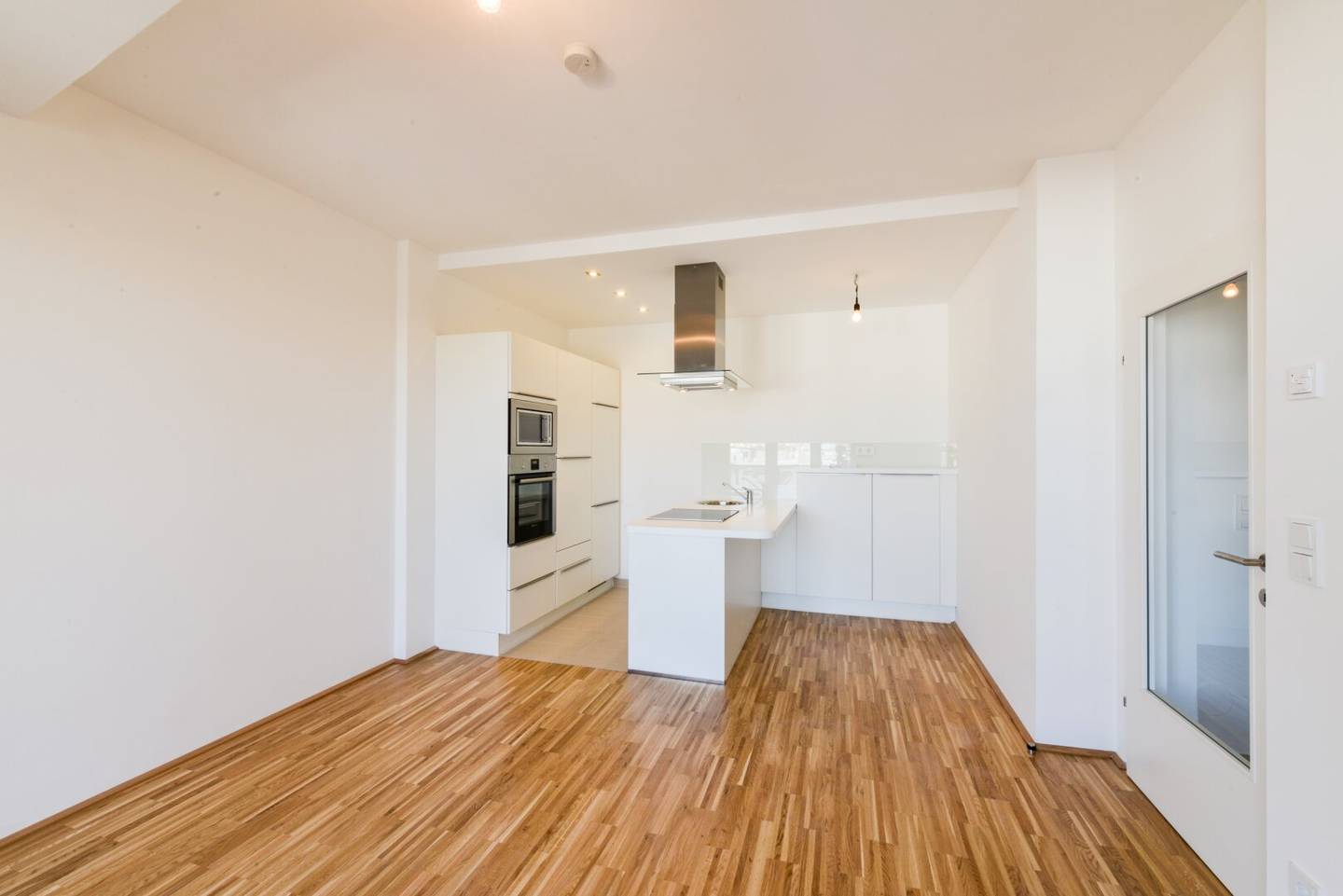 Beautiful 2-room apartment with loggia Directly at U4+U6 station Längenfeldgasse