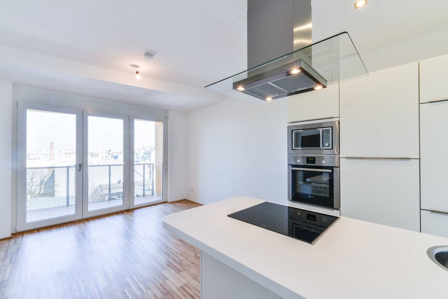 Beautiful 2-room apartment with loggia Directly at U4+U6 station Längenfeldgasse
