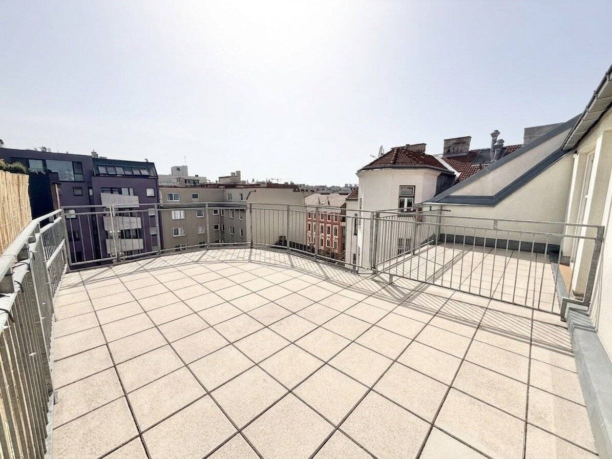 Stilvolle 3-Zi-Dachgeschoßwohnung mit Terrasse & Einbauküche in 1100 Wien, 99m², 1.595€
