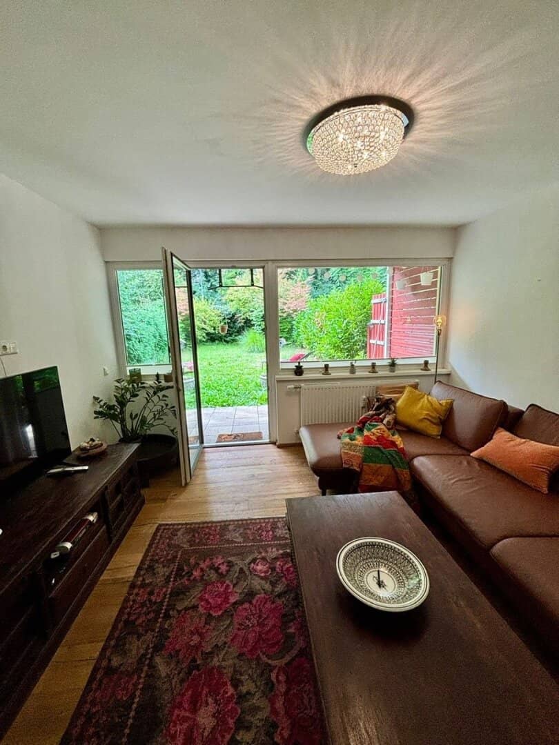 AIGEN: Elegant, cozy 4.5-room apartment with secluded gardens in prime location