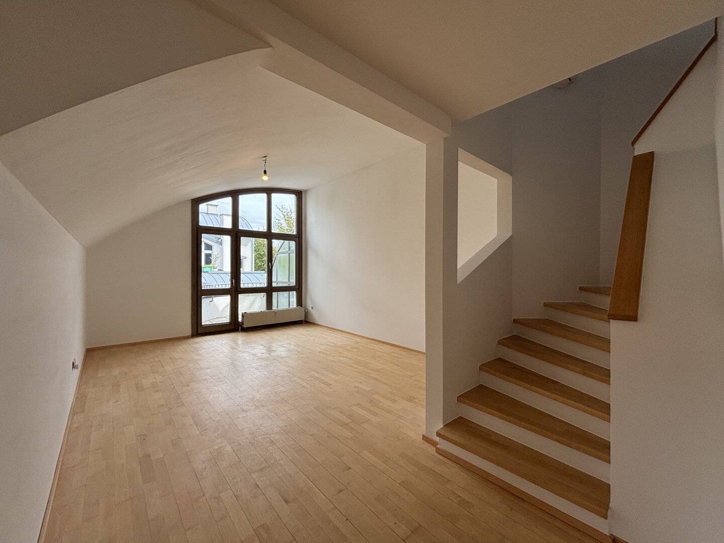 1140 Grünruhelage: Sonnige 5-Zimmer-DG-Maisonette mit N/O-Terrasse &amp; Balkon!