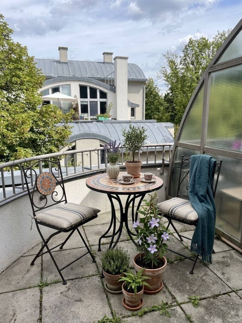 1140 Green quiet location: Sunny 5-room top-floor maisonette with Northeast terrace and Northwest balcony
