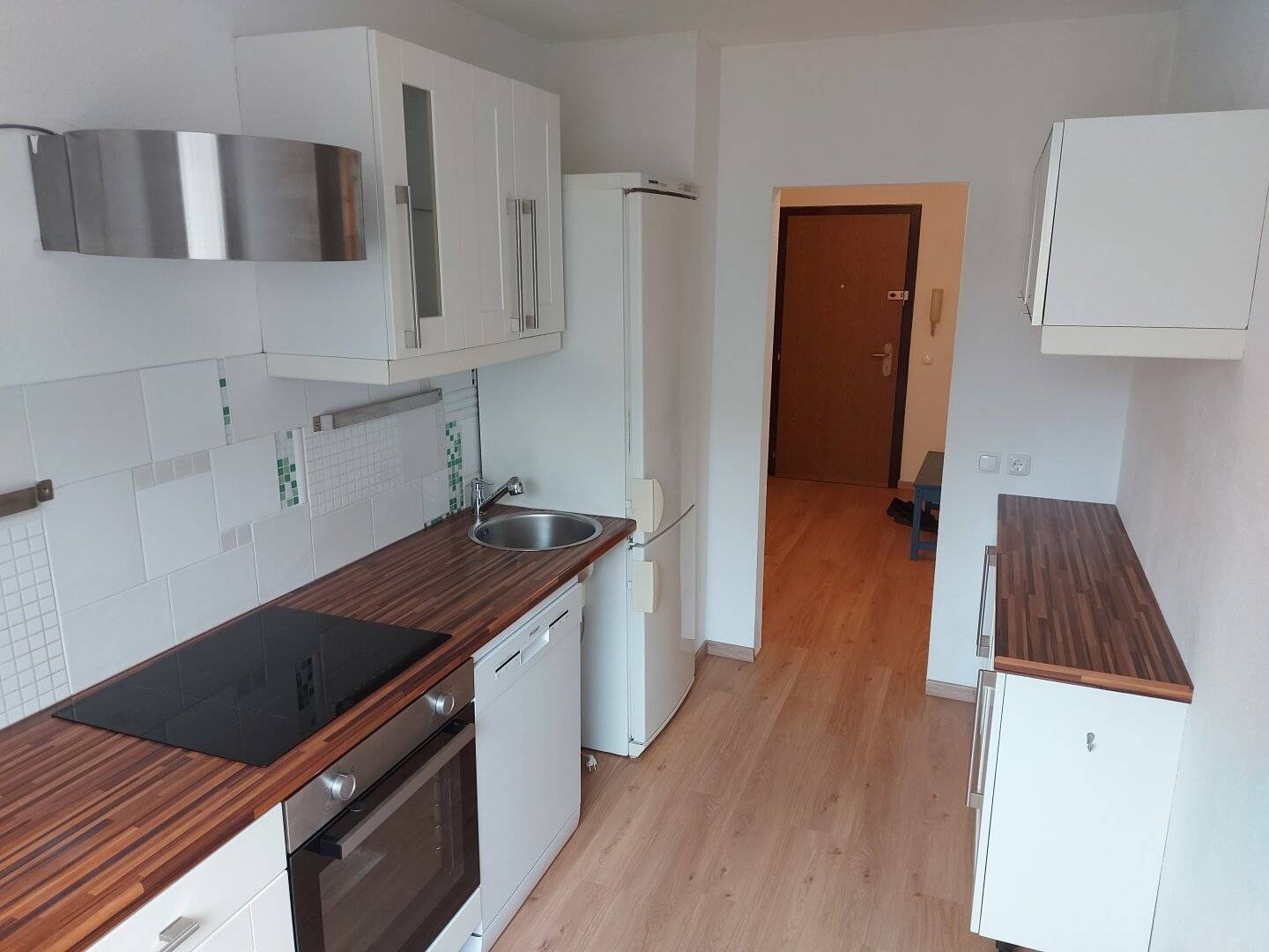 Near Schönbrunn 7 Min to U4 absolute quiet location Loggia grocery store in the building