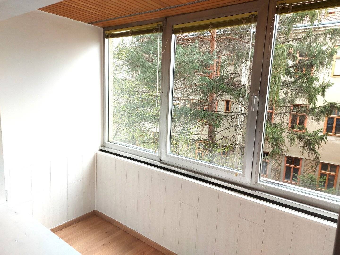Near Schönbrunn 7 Min to U4 absolute quiet location Loggia grocery store in the building
