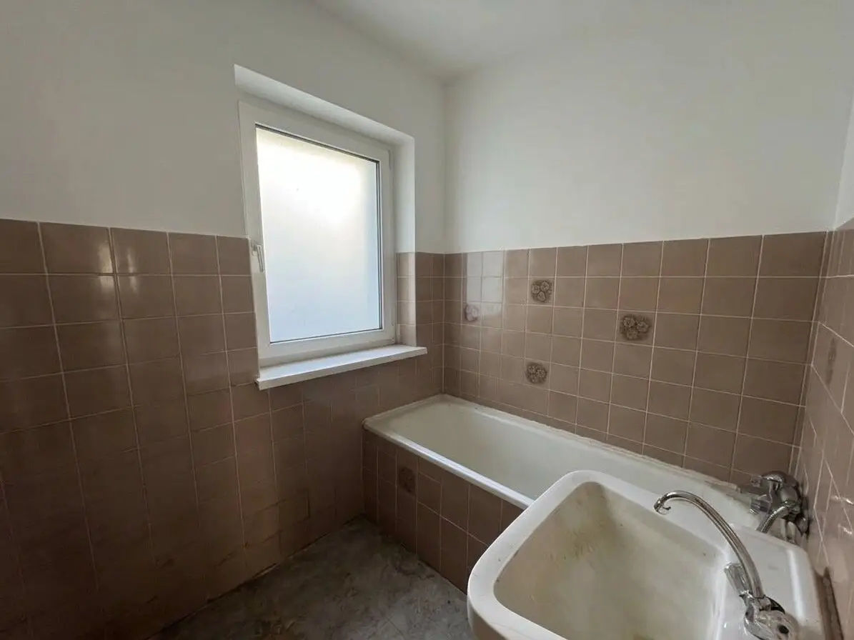 Renovation professionals take note Single or couple hit at U3 Ottakring Available immediately
