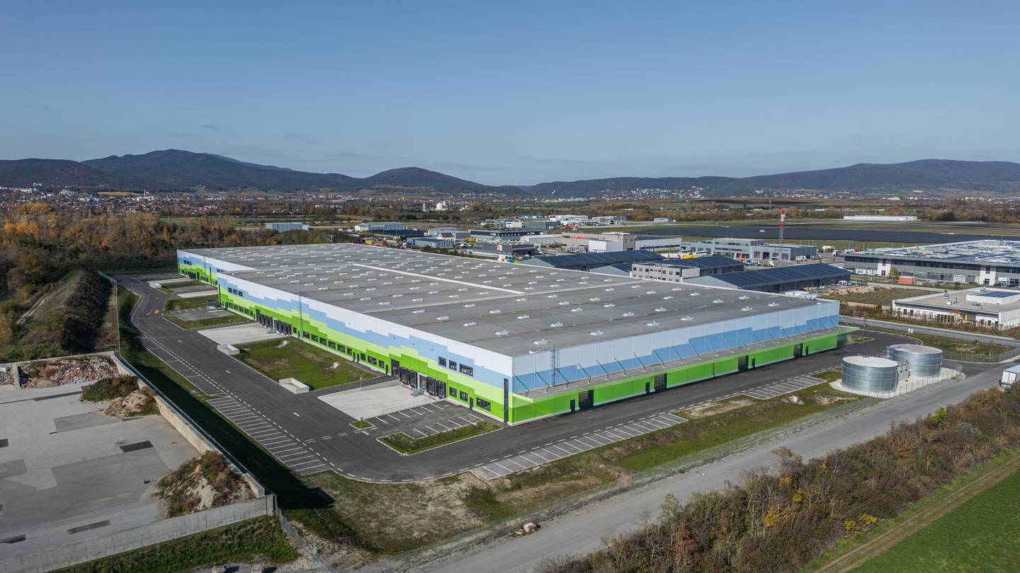 Modern logistics property with prime A2 connection Wohnung