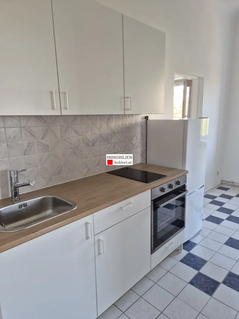 Sunny 2-room apartment with all ancillary rooms, central location