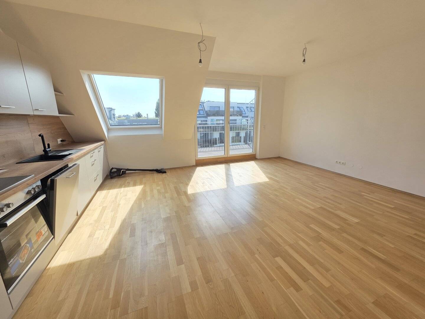 Sunny 3-room attic apartment with nearly new fittings