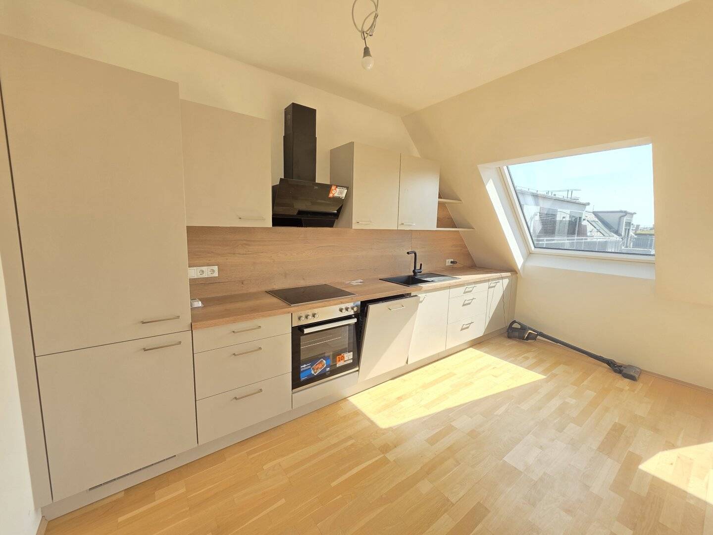 Sunny 3-room attic apartment with nearly new fittings