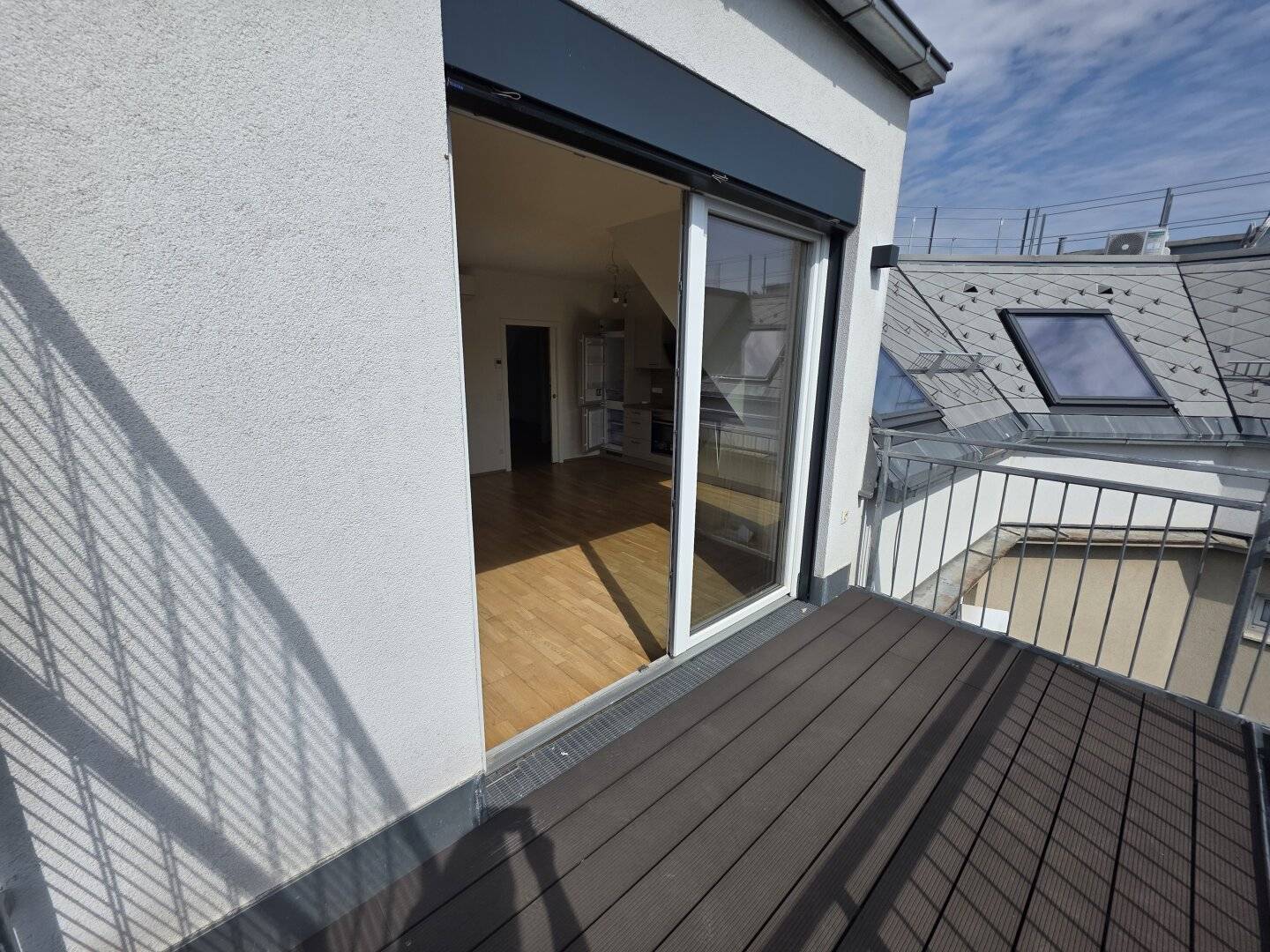 Sunny 3-room attic apartment with nearly new fittings