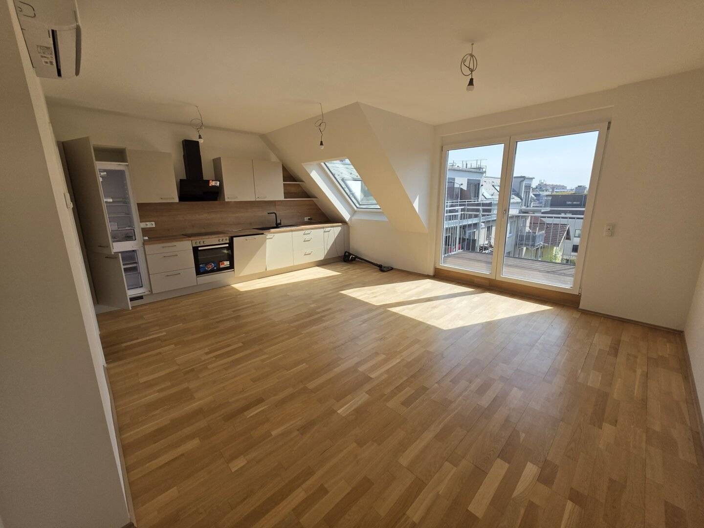 Sunny 3-room attic apartment with nearly new fittings