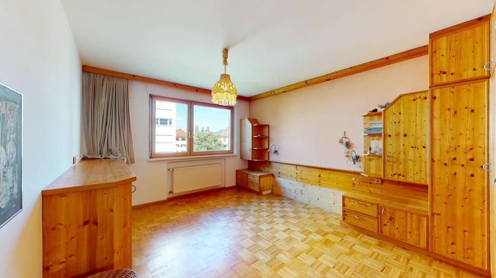 Bright apartment with parquet near the lake