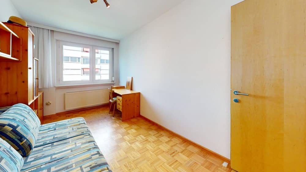 Bright apartment with parquet near the lake