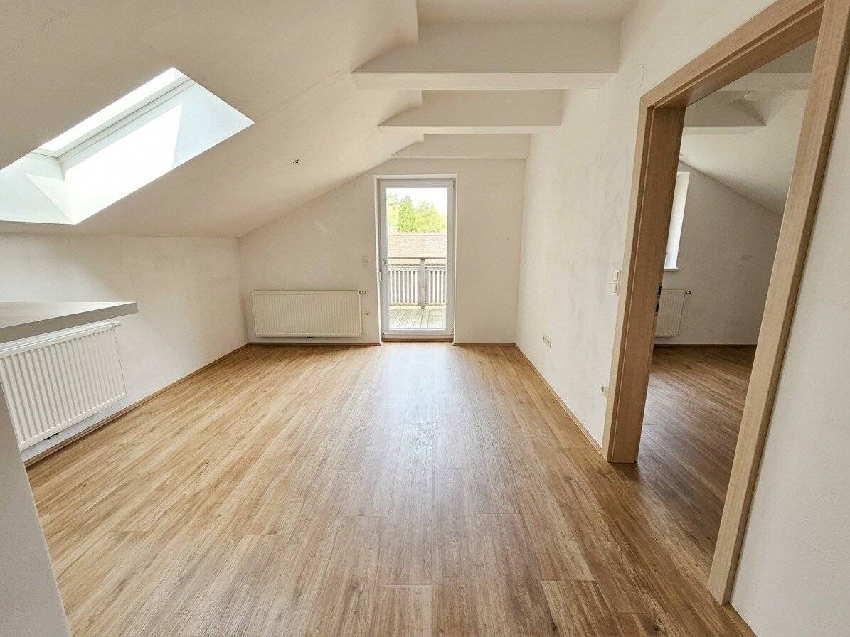 Sunlit apartment with cozy balcony seeks new tenants!