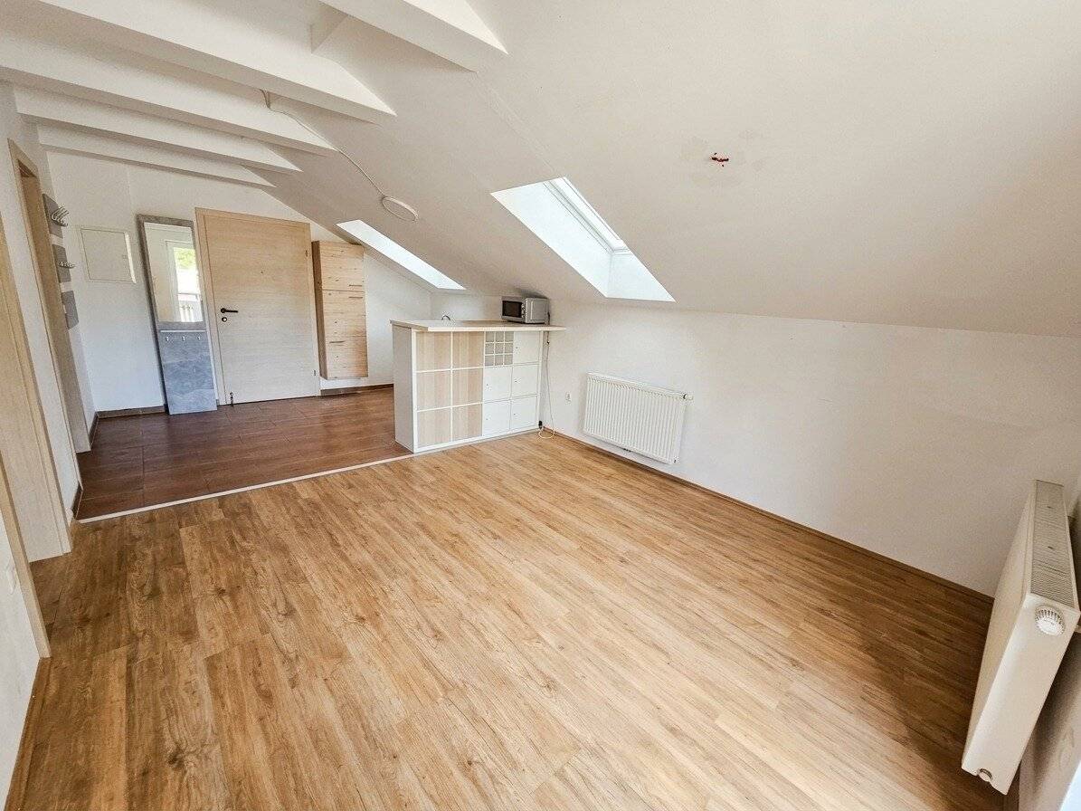 Sunlit apartment with cozy balcony seeks new tenants!