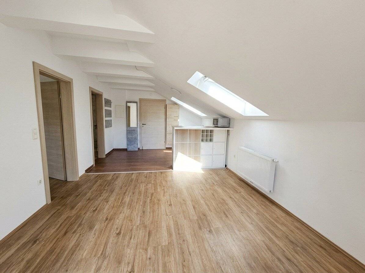 Sunlit apartment with cozy balcony seeks new tenants!