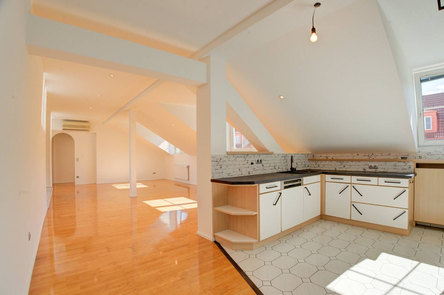 Bright and Spacious 127m2 Attic Apartment with 16m2 Terrace in 1220 Vienna
