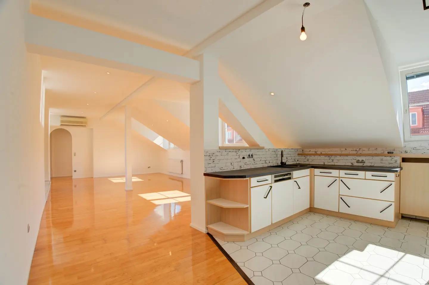 Bright and Spacious 127m2 Attic Apartment with 16m2 Terrace in 1220 Vienna