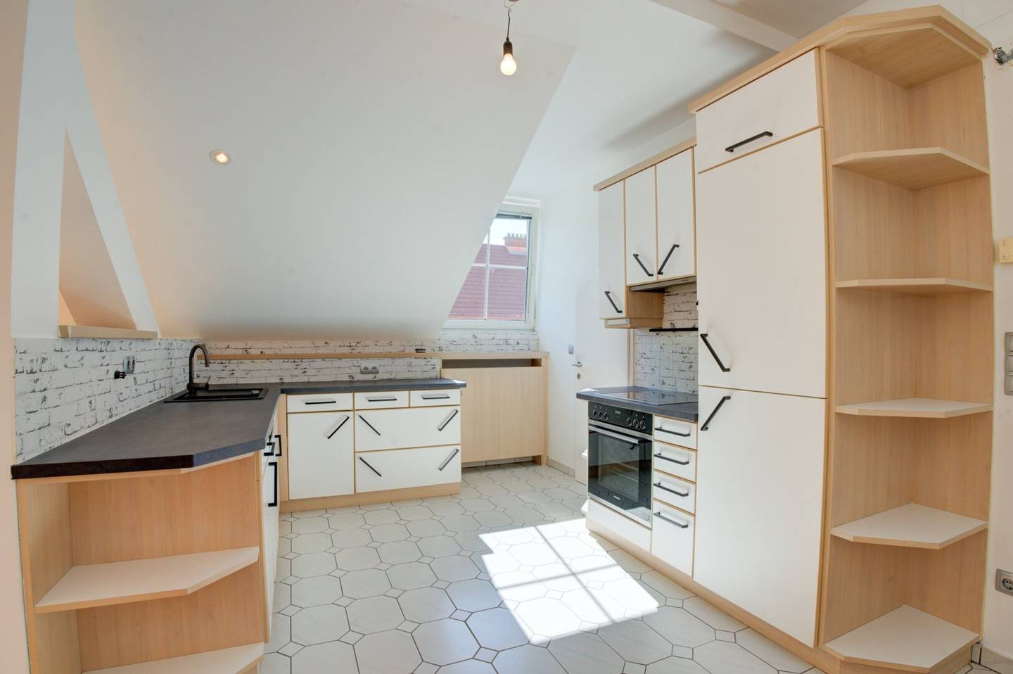 Bright and Spacious 127m2 Attic Apartment with 16m2 Terrace in 1220 Vienna