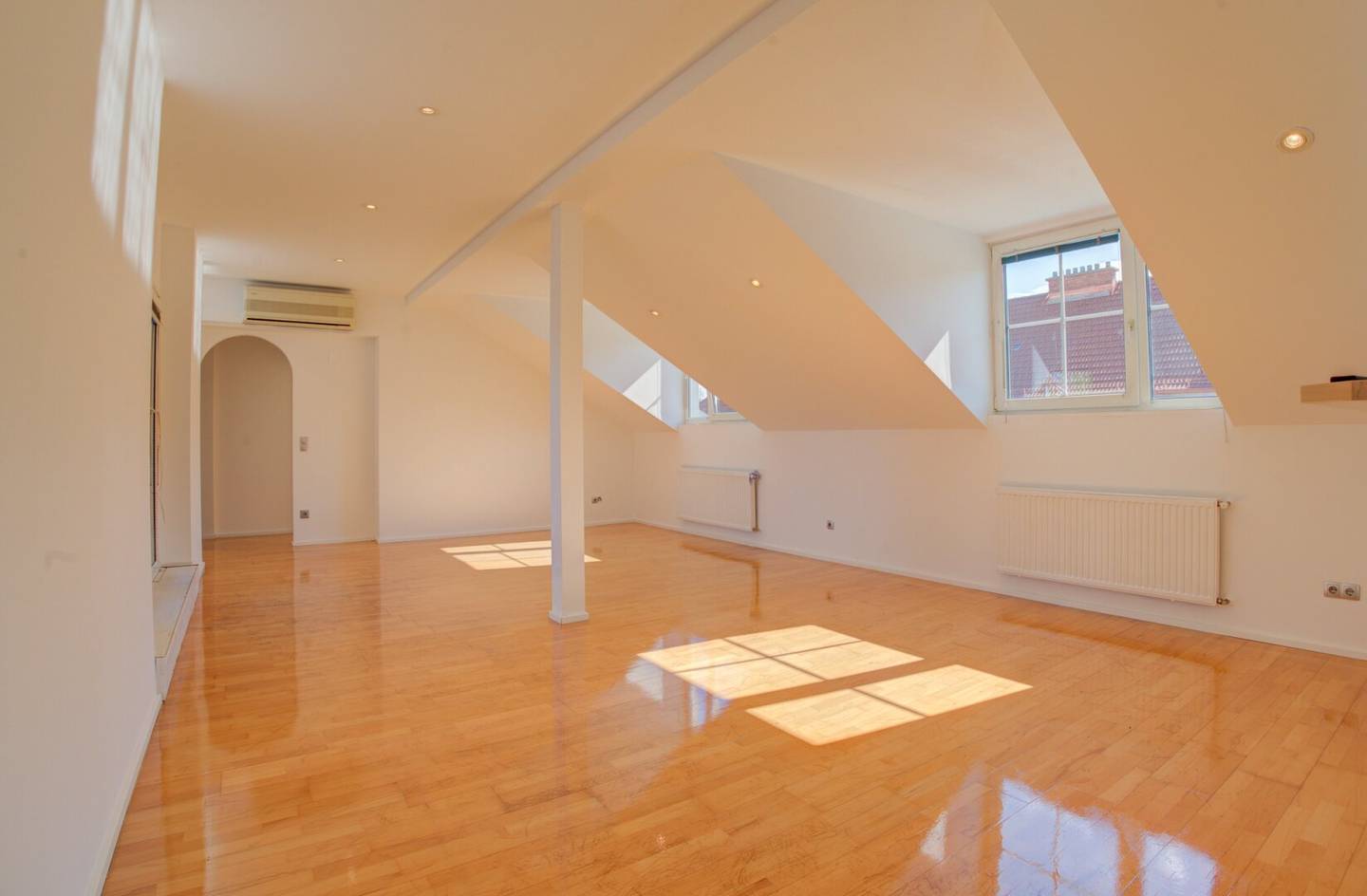 Bright and Spacious 127m2 Attic Apartment with 16m2 Terrace in 1220 Vienna