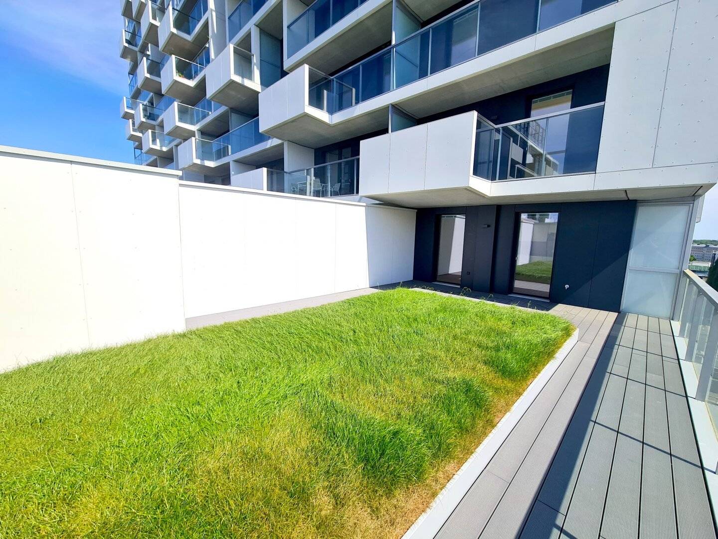 Commission-free Marina Tower available from 01.12.2026 Beautiful apartment with large terrace (65 m²)
