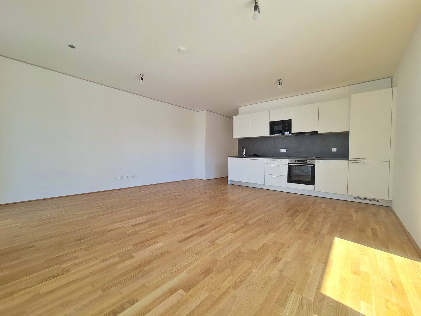 Commission-free Marina Tower available from 01.12.2026 Beautiful apartment with large terrace (65 m²)
