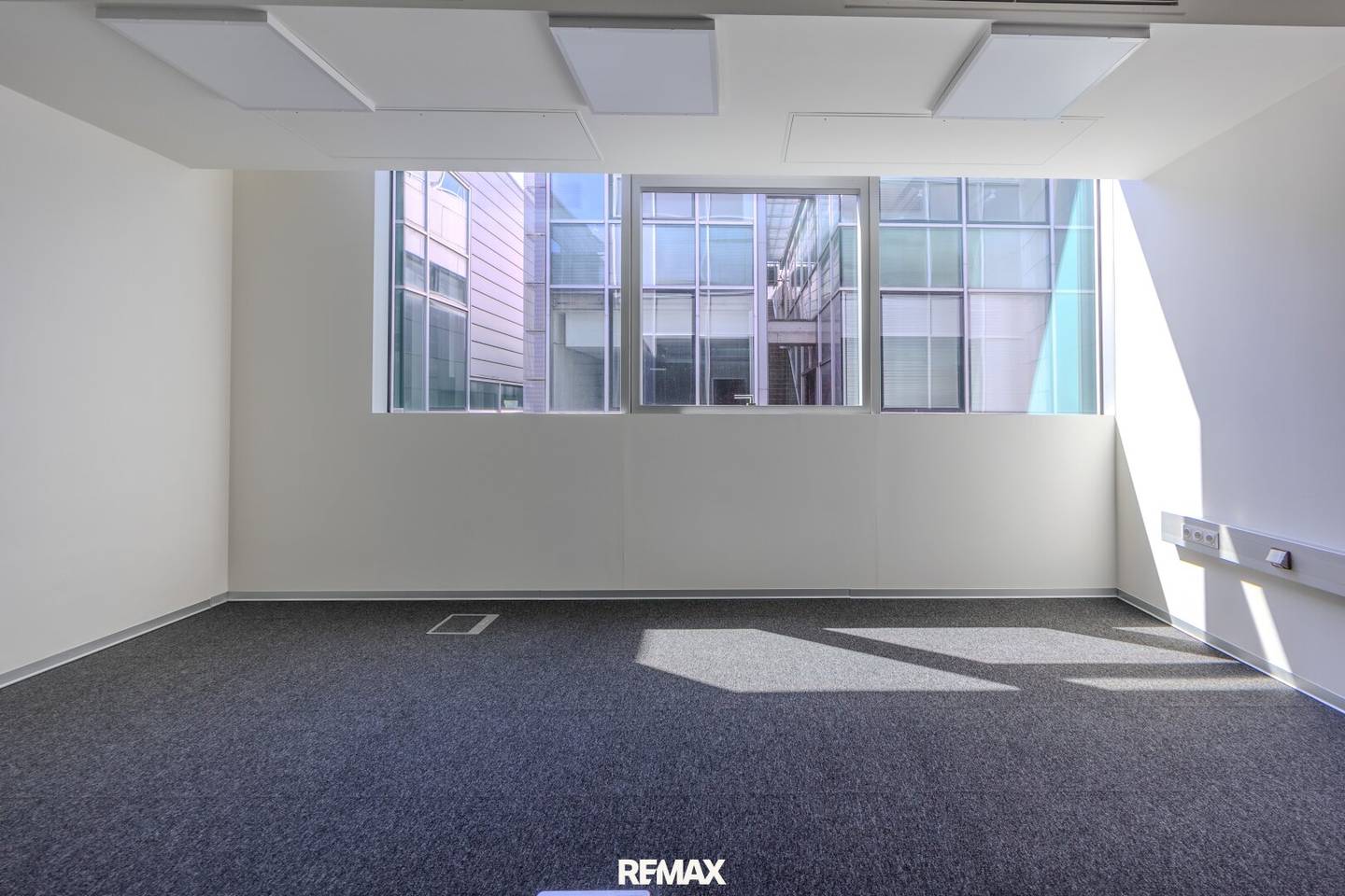 Modernes Einzelbüro ab ca. 20 m² in vielseitigem Gewerbekomplex