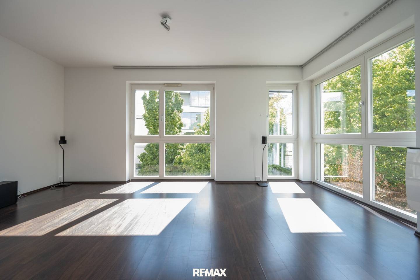 Exclusive 4-room maisonette apartment with a 100 m² roof terrace and two underground parking spaces in top location