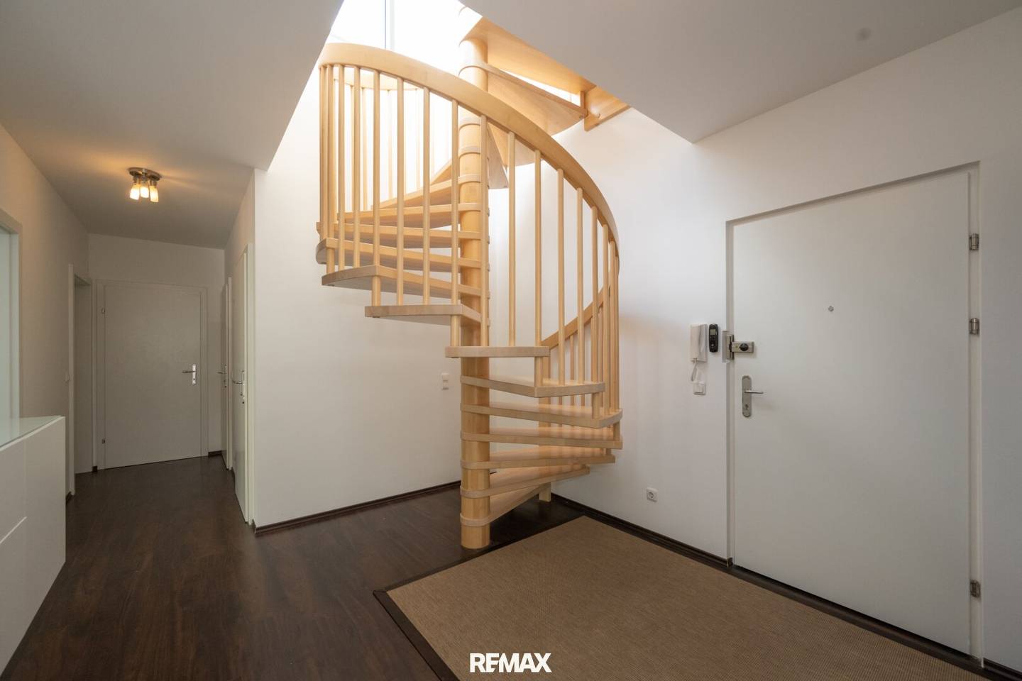 Exclusive 4-room maisonette apartment with a 100 m² roof terrace and two underground parking spaces in top location