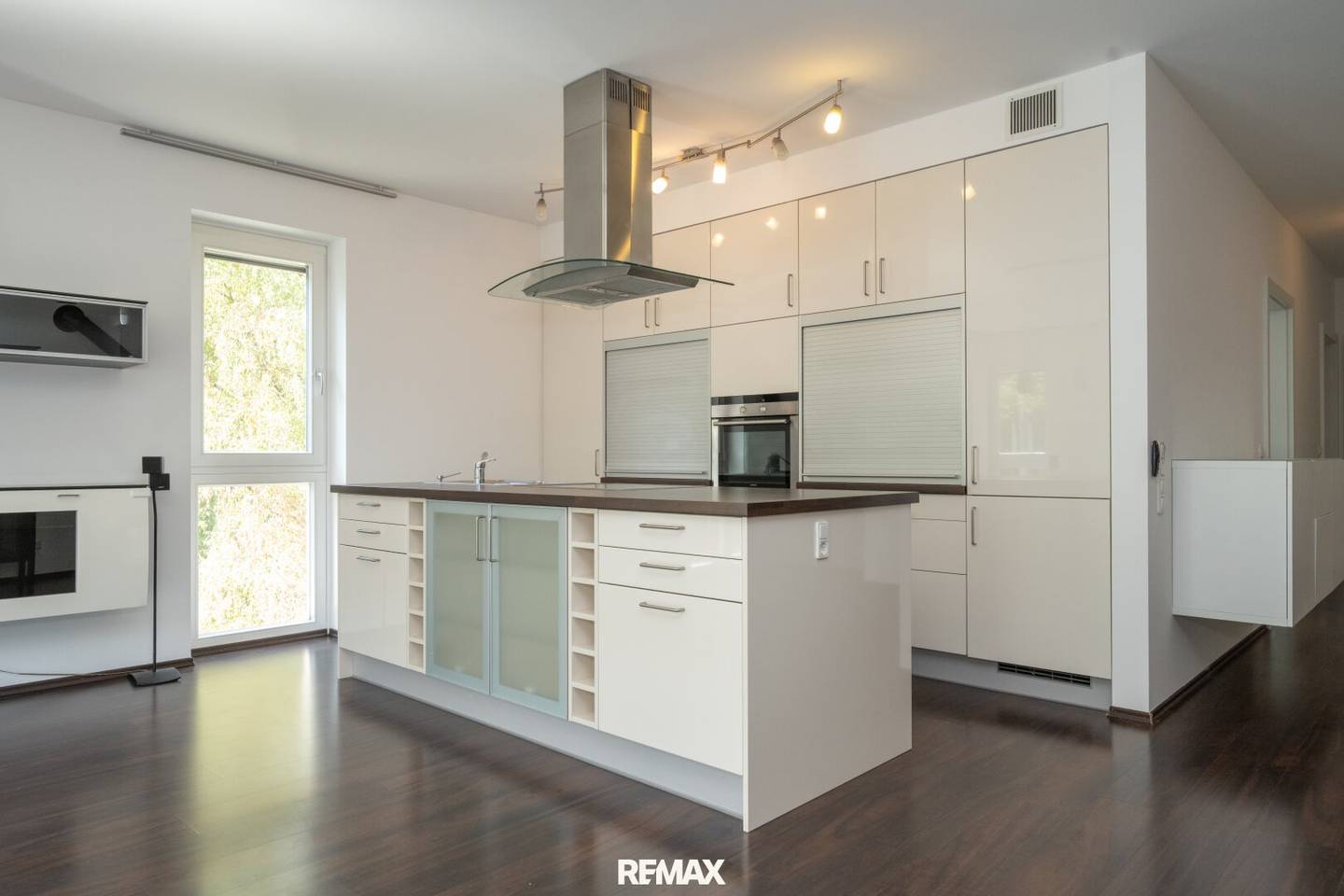 Exclusive 4-room maisonette apartment with a 100 m² roof terrace and two underground parking spaces in top location