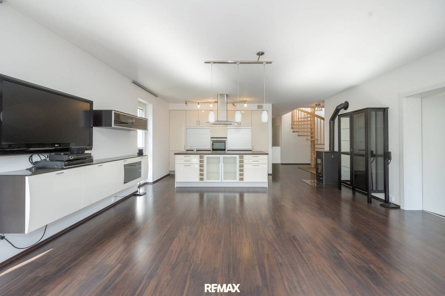Exclusive 4-room maisonette apartment with a 100 m² roof terrace and two underground parking spaces in top location