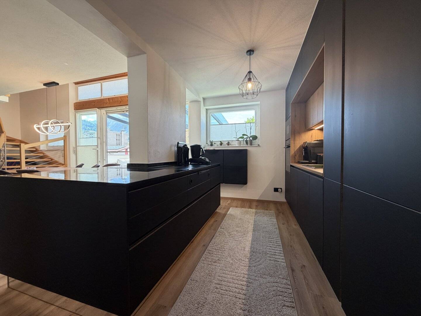 Wattens – Exklusive Maisonette mit ca. 129,55 m² Wohnnutzfläche, 30,66 m² Westterrasse, 2 Autoabstellplätzen, Panoramablick &amp; neuer Designküche