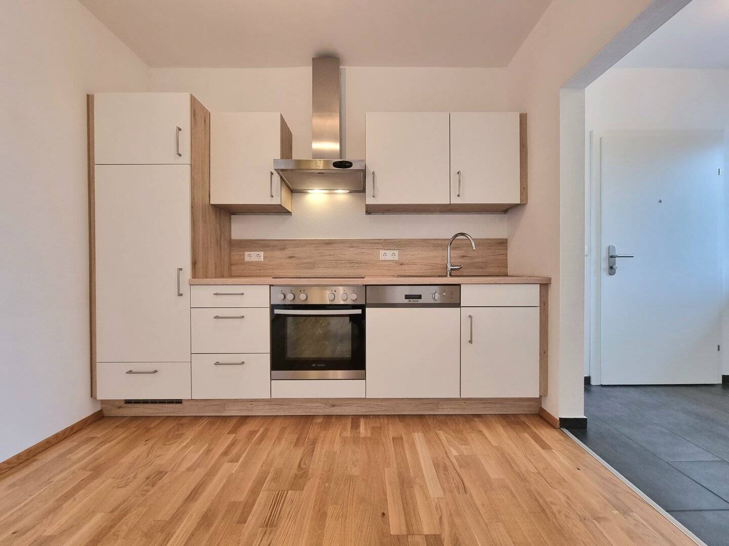 SMALL, NEAT AND WELL LAID OUT: 2 ROOM APARTMENT FOR € 599 RENT