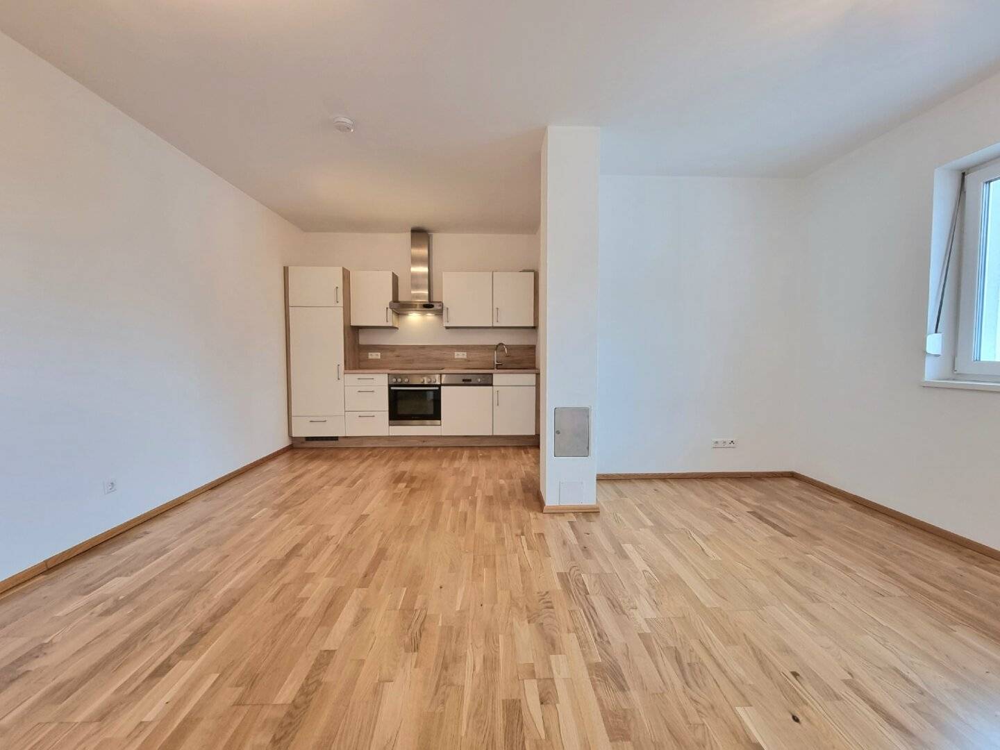 SMALL, NEAT AND WELL LAID OUT: 2 ROOM APARTMENT FOR € 599 RENT