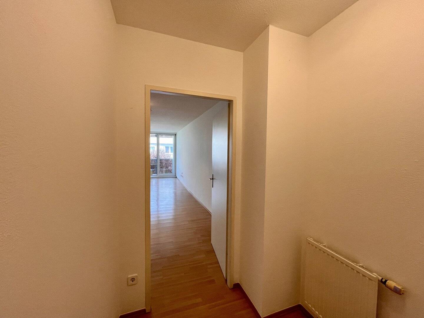 Quiet 2-room apartment with large loggia and U-Bahn proximity