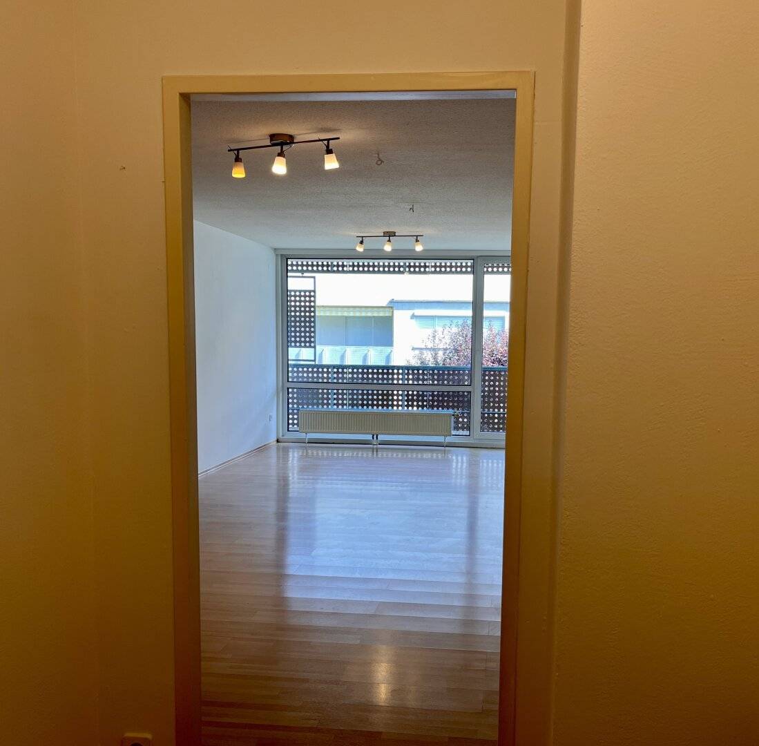 Quiet 2-room apartment with large loggia and U-Bahn proximity