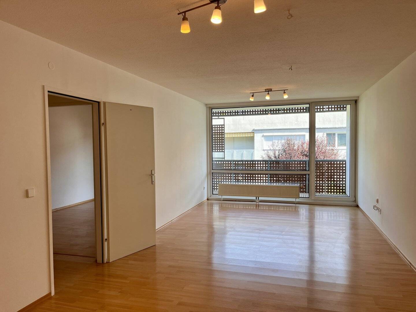 Quiet 2-room apartment with large loggia and U-Bahn proximity