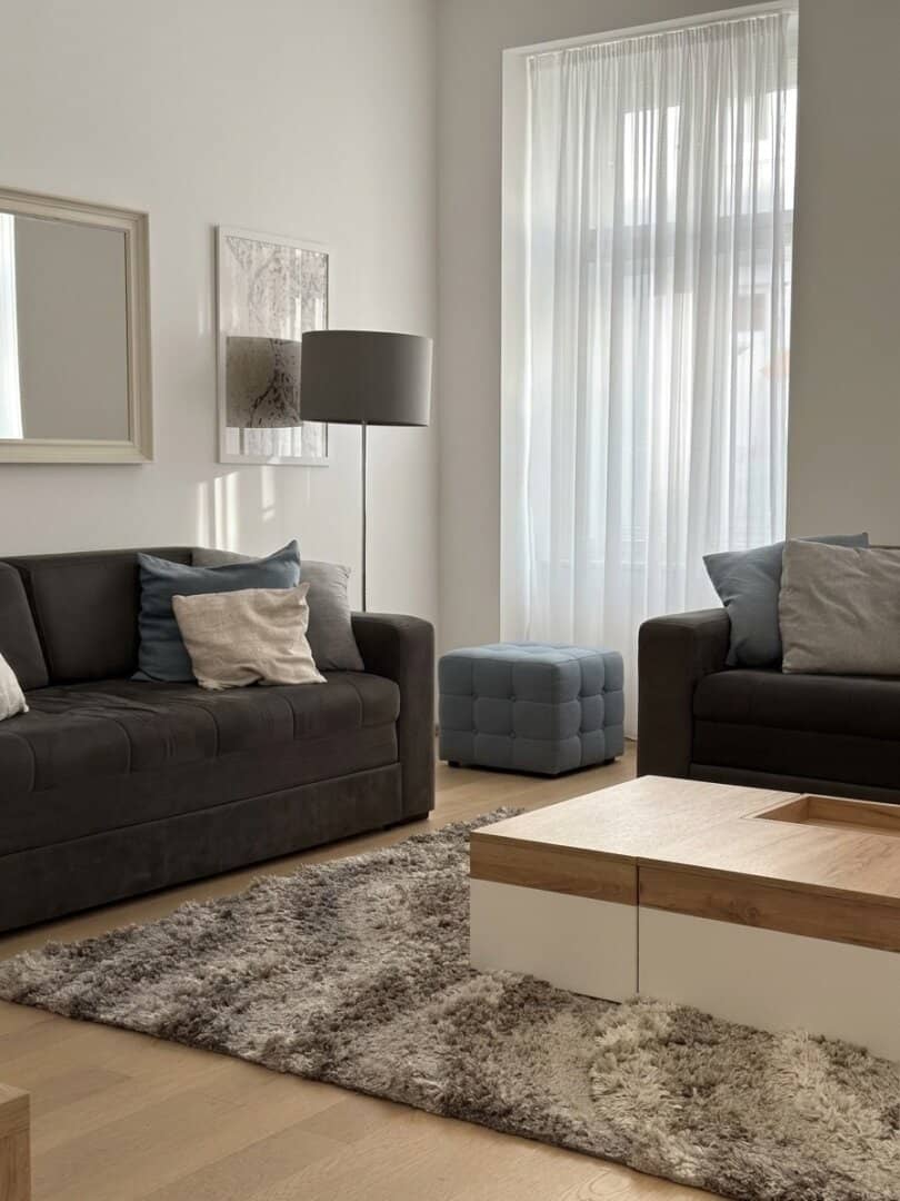 NEAR NASCHMARKT: HIGH-QUALITY RENOVATED 3-ROOM CONDOMINIUM WITH COURTYARD-FACING BALCONY
