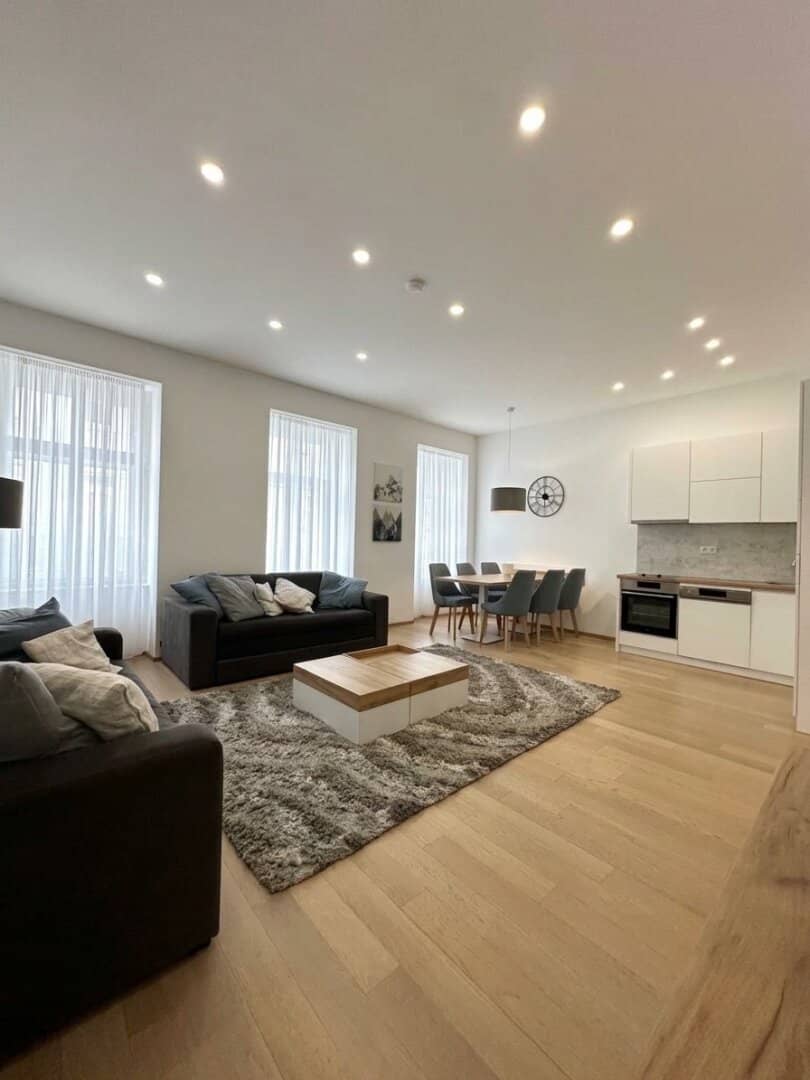NEAR NASCHMARKT: HIGH-QUALITY RENOVATED 3-ROOM CONDOMINIUM WITH COURTYARD-FACING BALCONY