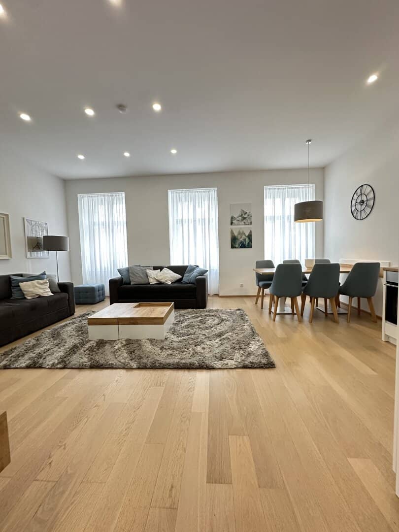 NEAR NASCHMARKT: HIGH-QUALITY RENOVATED 3-ROOM CONDOMINIUM WITH COURTYARD-FACING BALCONY