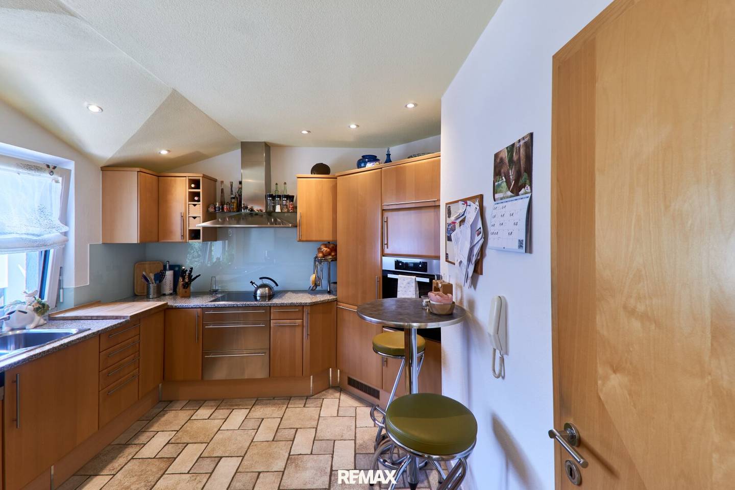 Spacious 4-room apartment with south terrace, garage &amp; view of greenery