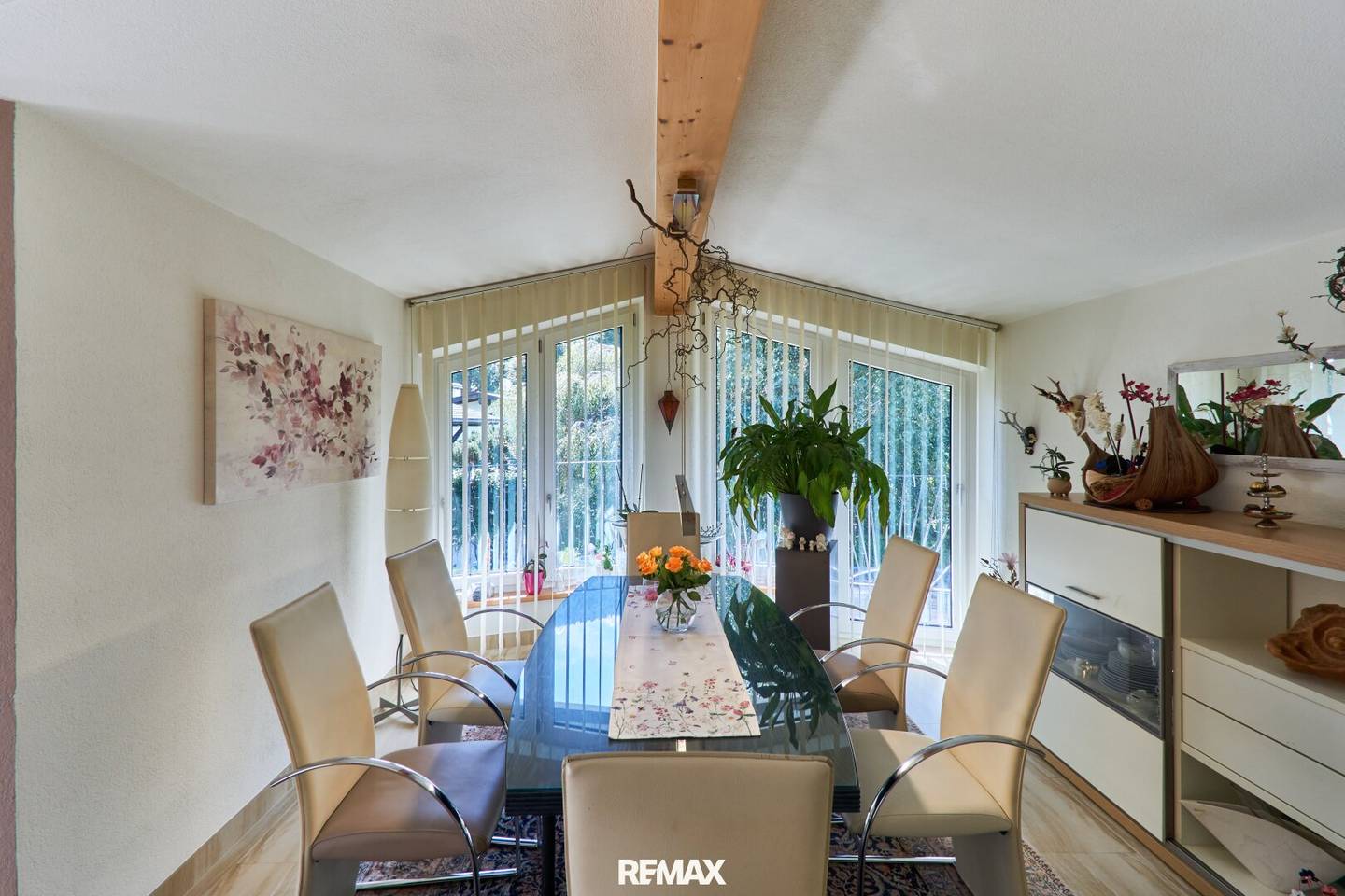 Spacious 4-room apartment with south terrace, garage &amp; view of greenery