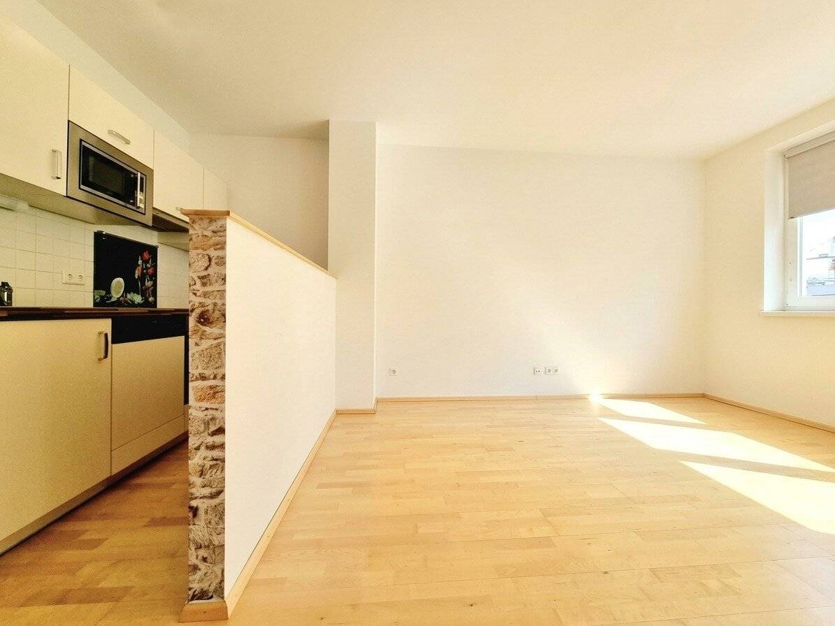 IDEAL FOR SINGLES OR COUPLES: COMPACT 2-ROOM APARTMENT WITH OPEN KITCHEN