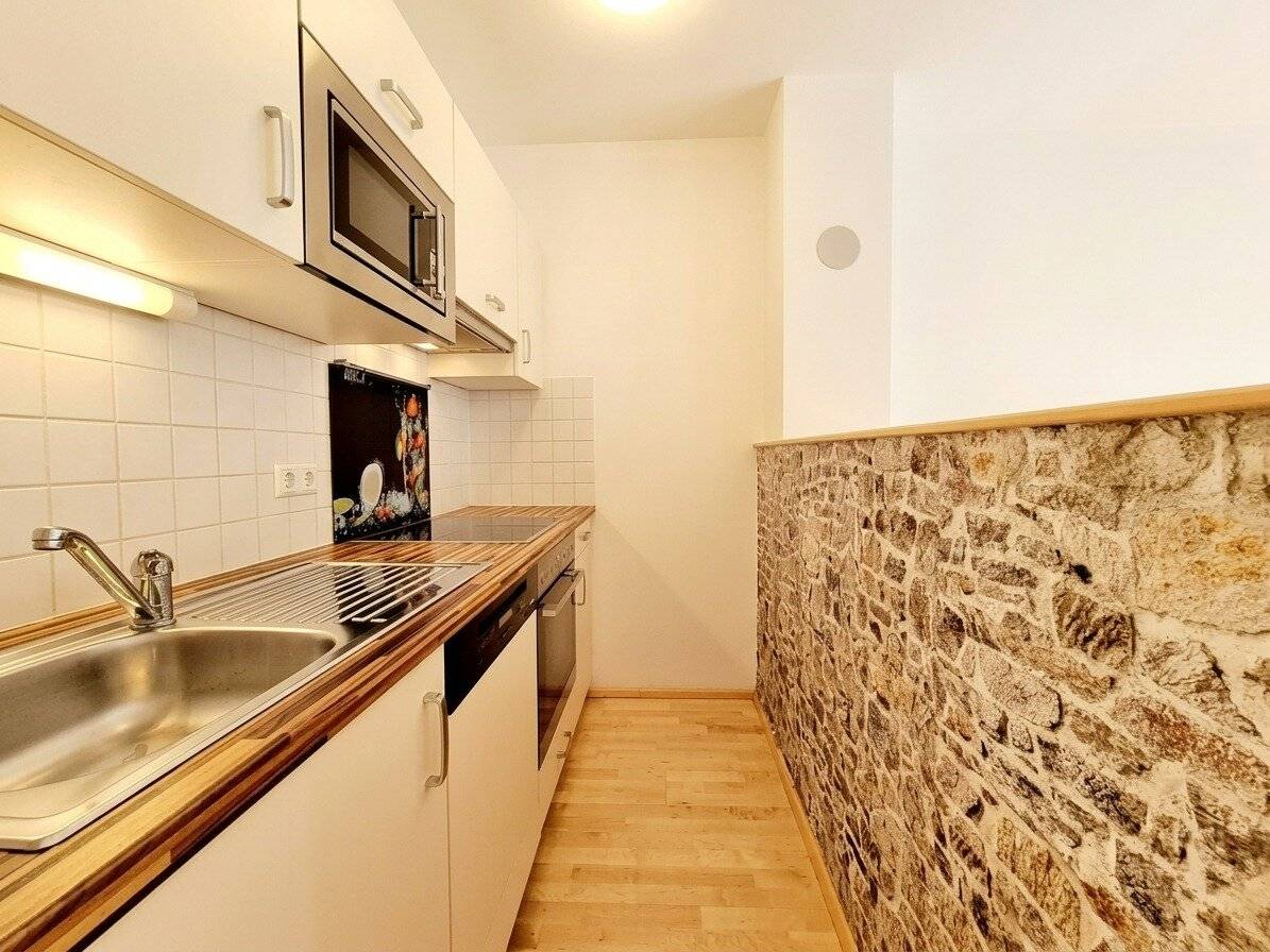 IDEAL FOR SINGLES OR COUPLES: COMPACT 2-ROOM APARTMENT WITH OPEN KITCHEN